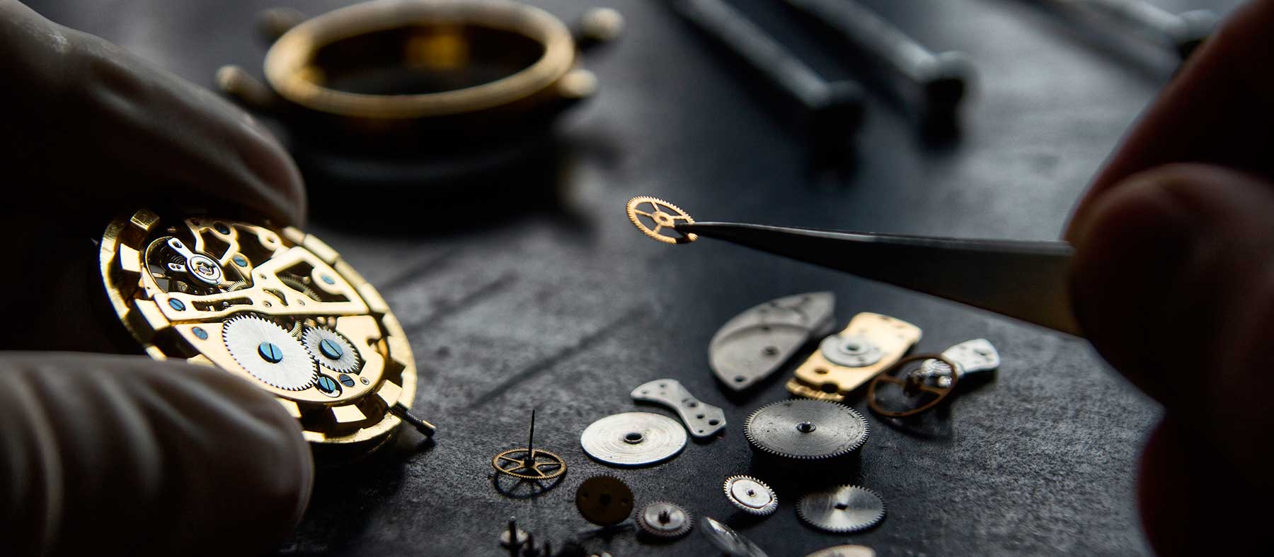 Uhrenreparatur durch unsere Uhrmachermeister | Juwelier KÖSTER