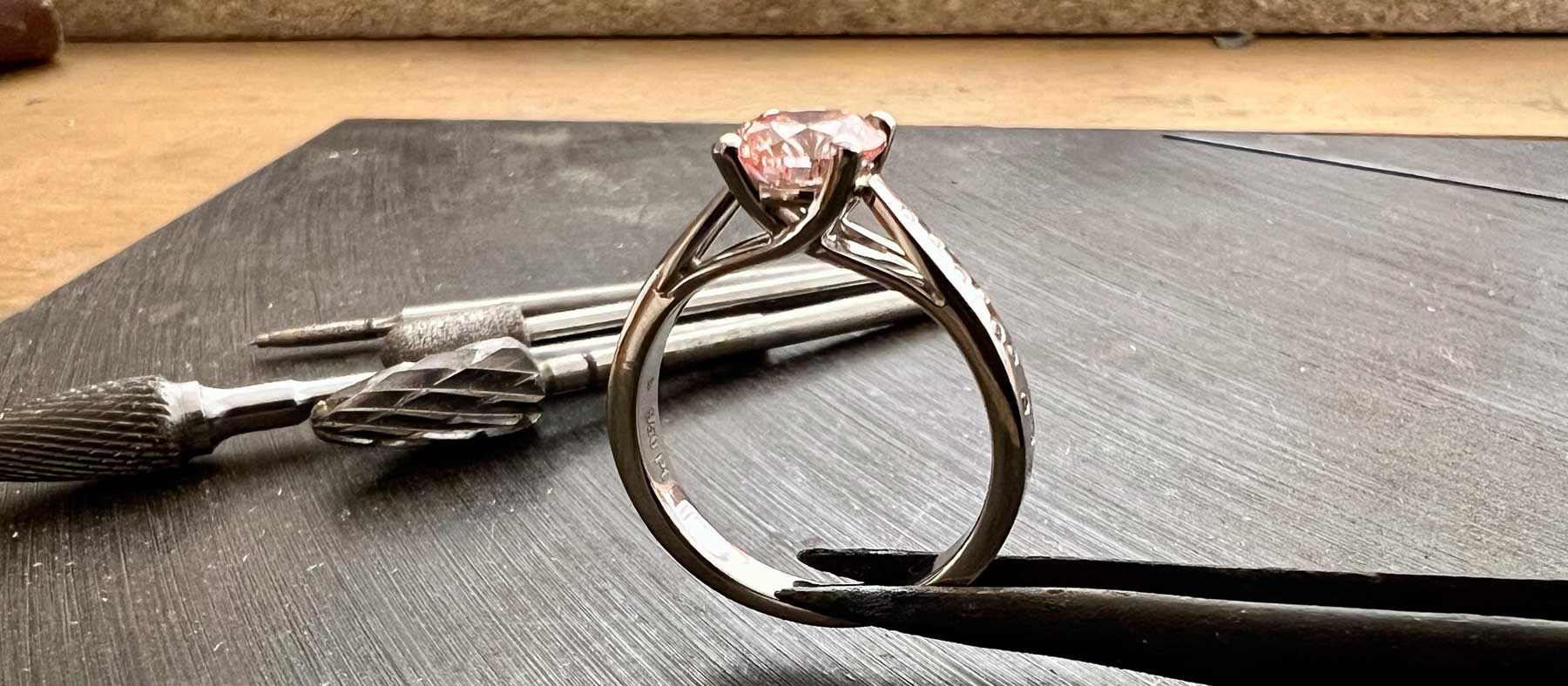 Dieser Ring sagt immerwährend: Dir schenke ich mein Herz | Juwelier KÖSTER 